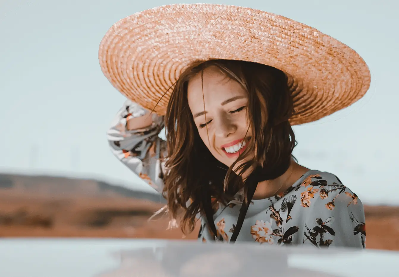 Uśmiechnięta kobieta w kapeluszu